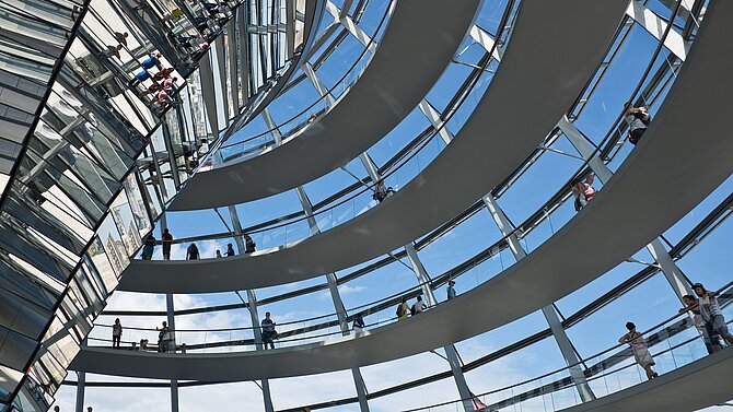 Reichstagskuppel von innen mit Menschen