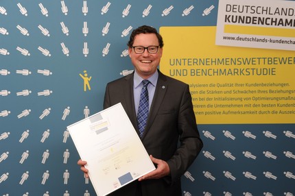 BIG-Personalvorstand Markus Bäumer präsentiert die Urkunde „Deutschlands Kundenchampions 2016."