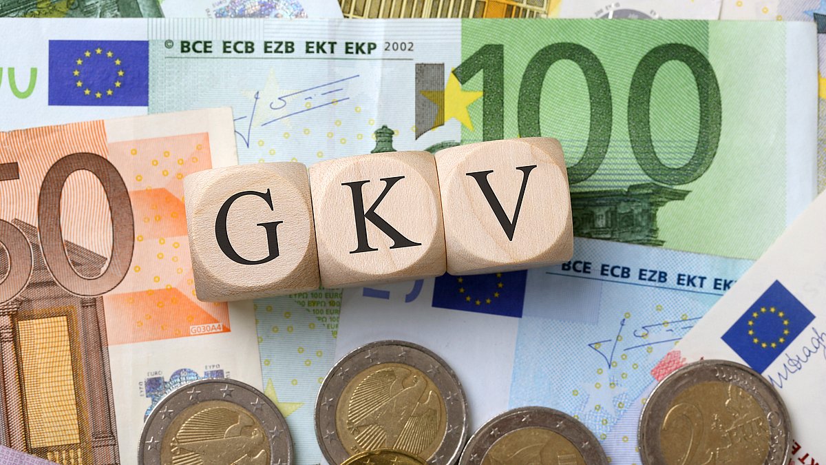 Euroscheine und Münzen mit Wort GKV als Würfel