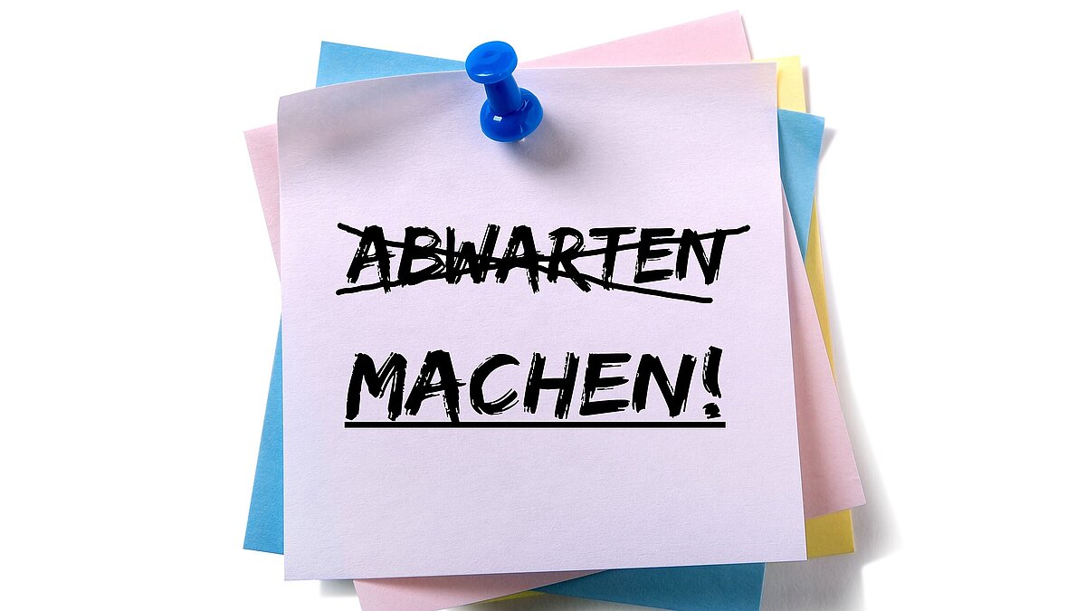 bunte Post-it's, Wort Abwarten durchgestrichen, Wort Machen unterstrichen mit Ausrufezeichen