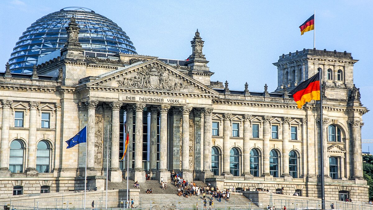Reichstag in Berlin mit wehender Deutschlandfahne