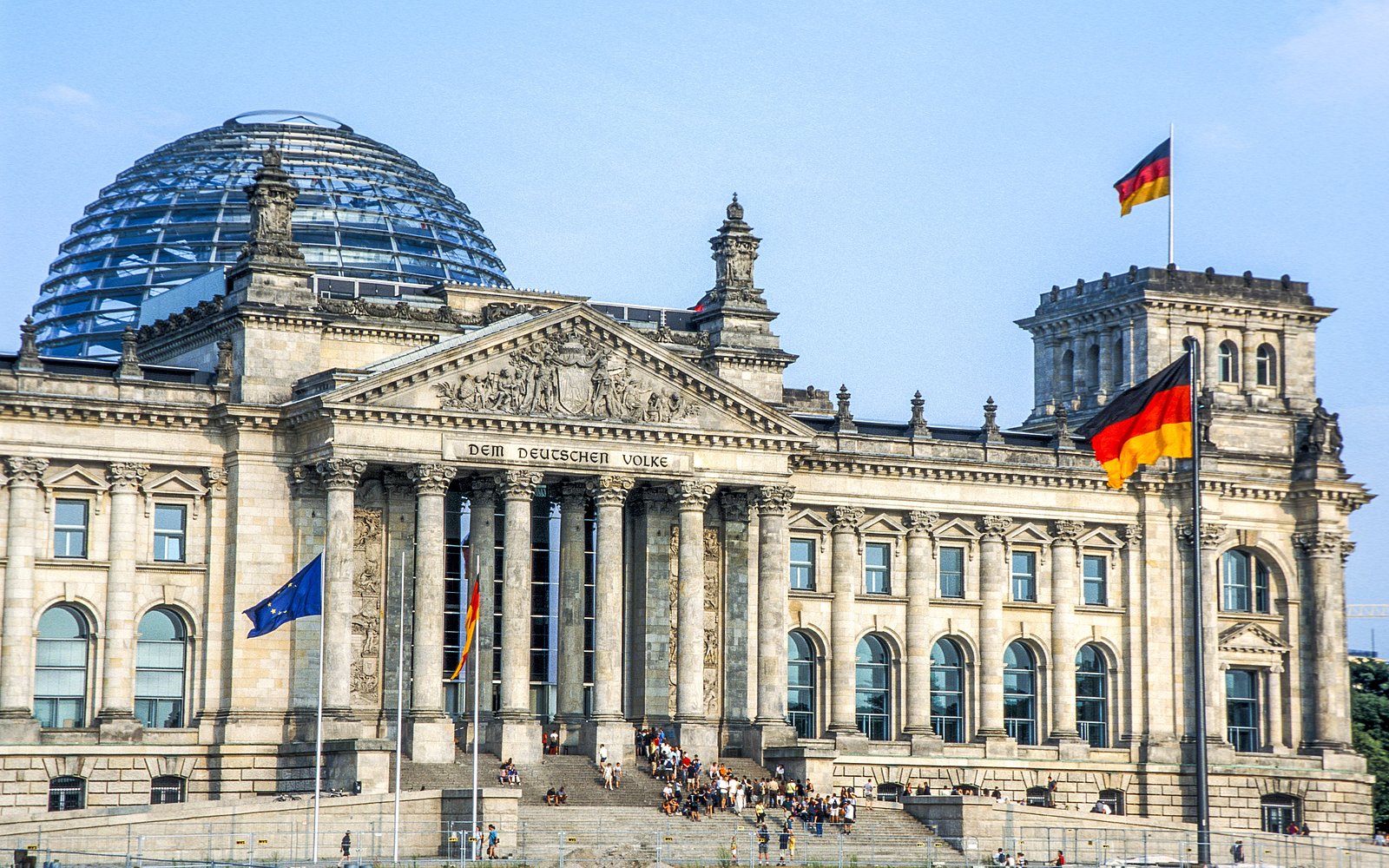 Reichstag in Berlin mit wehender Deutschlandfahne