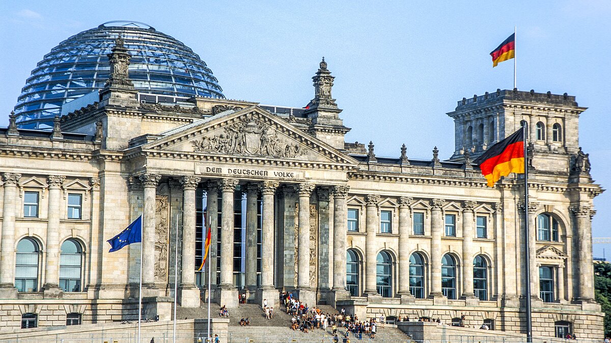 Reichstag in Berlin mit wehender Deutschlandfahne