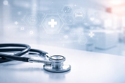 KI-generiertes Stethoskop mit digitaler Gesundheitsschnittstelle, Teaserfoto GKV in Zahlen Effizienz im Gesundheitsheitswesen