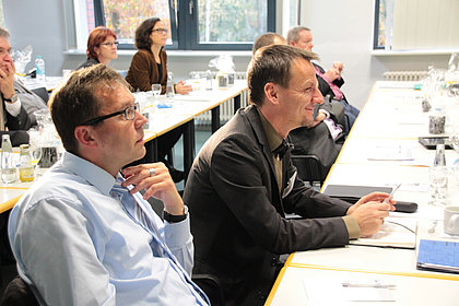 Geschäftsführer Jürgen Hohnl und Netzwerker aus den Innungskrankenkassen hören dem Referenten zu.