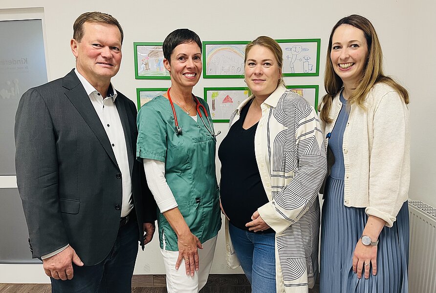 eine Gruppe von vier Menschen