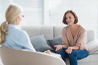 Eine Frau spricht mit einer Therapeutin in ihrer Praxis.