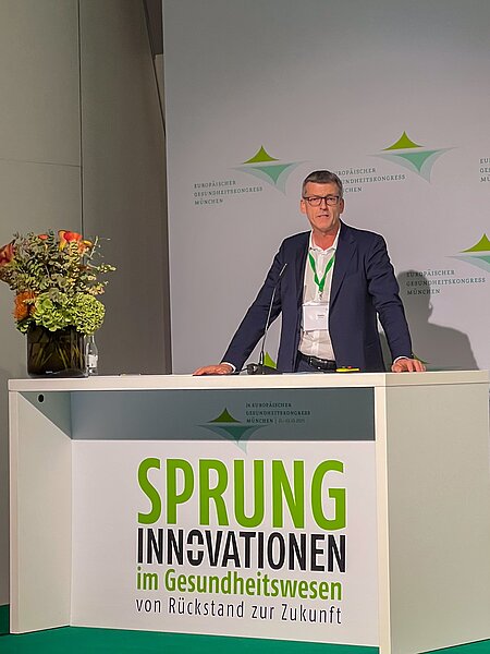 Frank Hippler, Vorstandsvorsitzender der IKK classic, spricht auf dem 24. Europäischen Gesundheitskongress über Generationengerechtigkeit