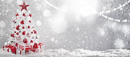 weißer Weihnachtsbaum mit roten Kugeln und Geschenken