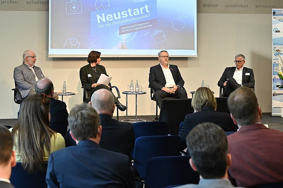 Podiumsdiskussion bei der 31. Plattform Gesundheit mit Dr. Georg Kippels, MdB, CDU; Julia Klann, Moderatorin; Jörg Dittrich,ZDH; Ralf Reinstädtler, IG Metall