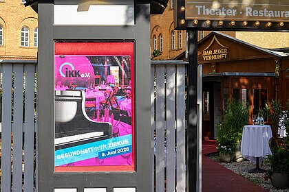 Eingang Bar jeder Vernunft mit Plakat Gesundheit trifft Zirkus 2026
