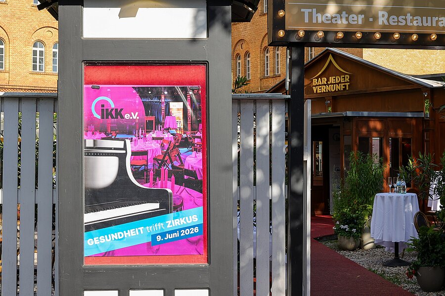 Eingang Bar jeder Vernunft mit Plakat Gesundheit trifft Zirkus 2026